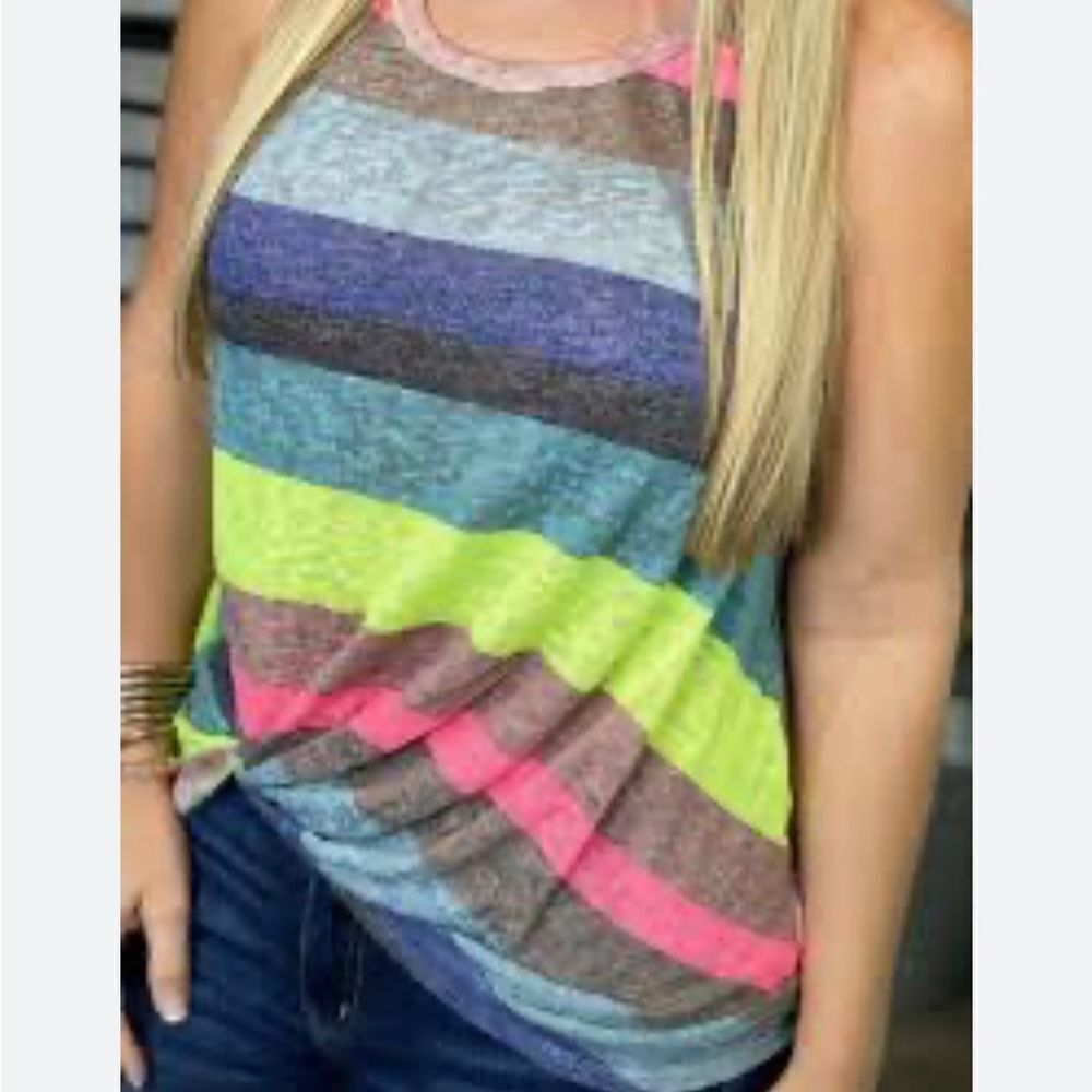 Iliad USA sleeveless twist hem front top